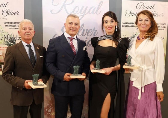 De izquierda a derecha, José Antonio Rivas, Diego Fernando Pulido, Alba María Bobadilla y Rosario Pardo, con sus trofeos