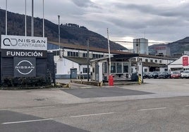 Dos personas acceden a las instalaciones de Nissan en Los Corrales.