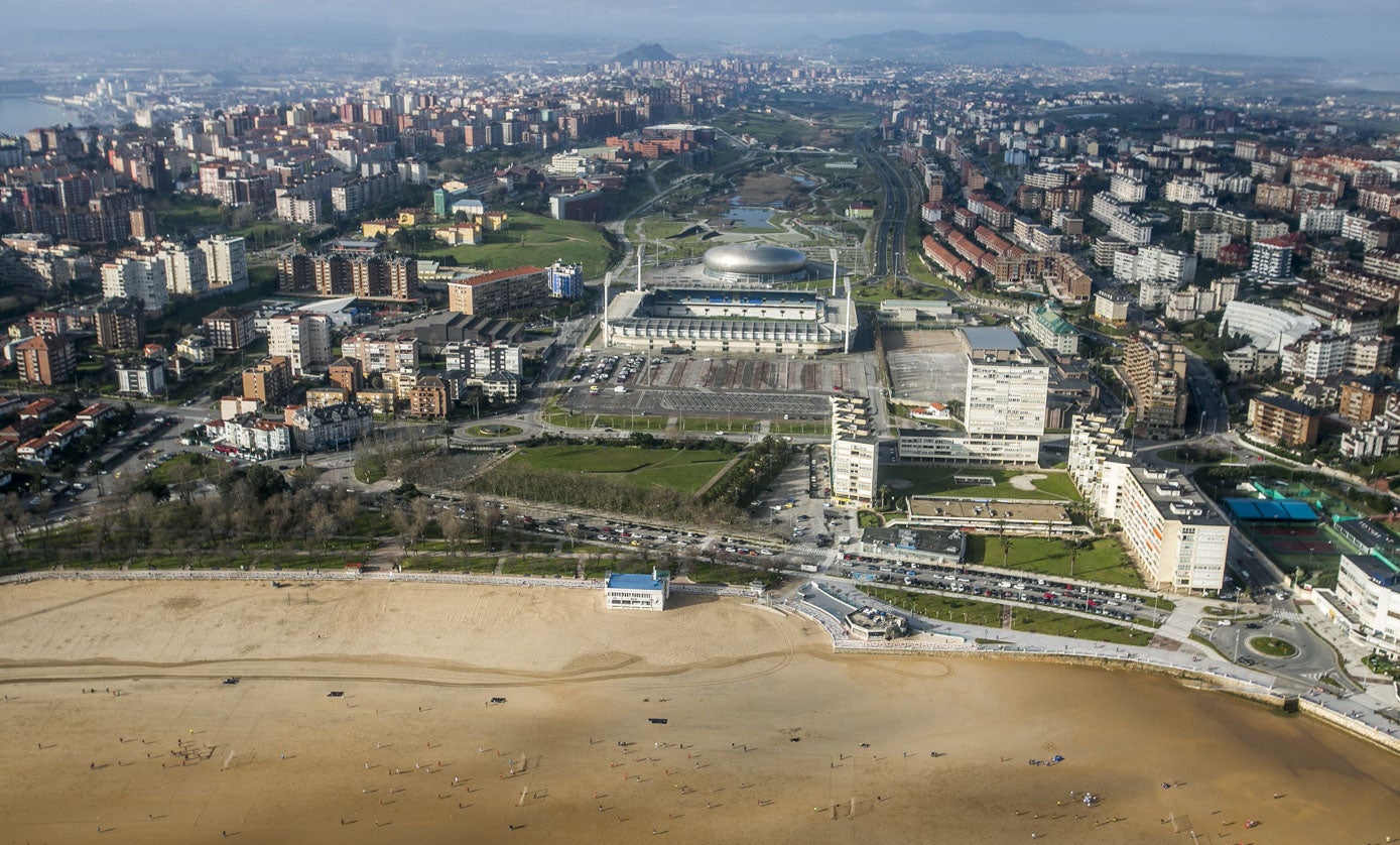 Vista aérea de la playa de El Sardinero, el campo del Racing y el Parque de las Llamas.