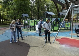 El concejal de Obras, José Luis Urraca, y la concejala de Medio Ambiente, Patricia Portilla, supervisan el inicio de los trabajos en el parque Manuel Barquín.