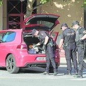 Agentes de la Policía Nacional registran un vehículo.