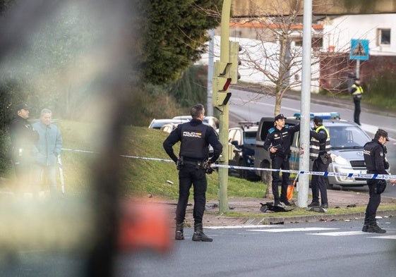 Agente de la Policía Local y Nacional en el lugar del accidente.
