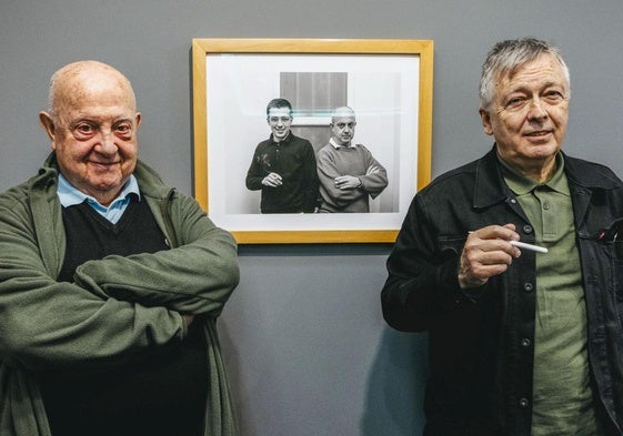 Fernando Zamanillo y Juan Riancho posan en la sala Ángel de la Hoz del CDIS en un juego con su retrato, realizado por Jorge Fernández Bolado, expuesto en Siboney en 1990.