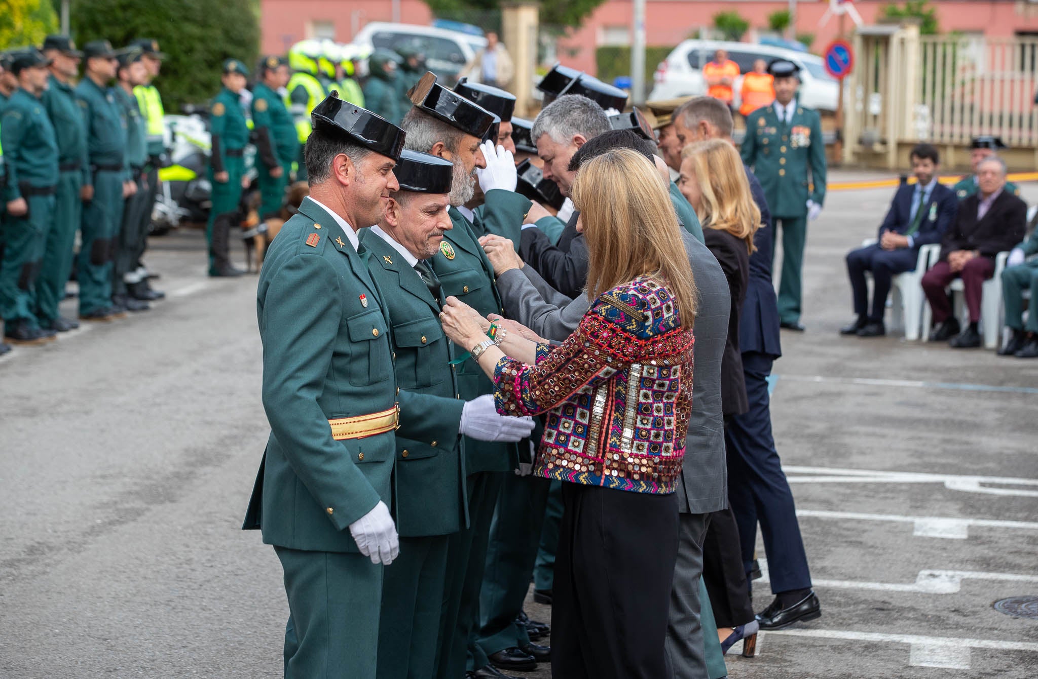 Las condecoraciones de distintivo blanco a los agentes. 