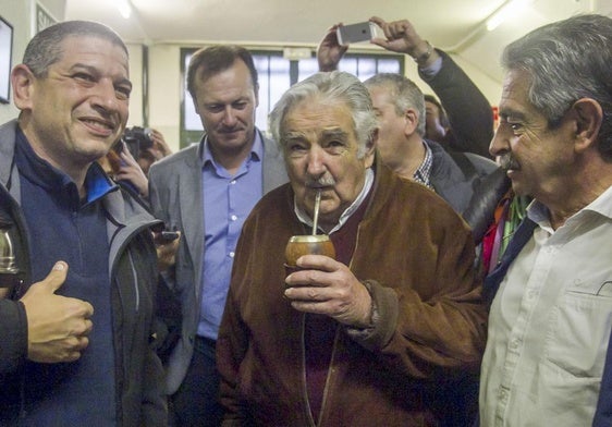 Miembros de la colonia uruguaya en Cantabria fueron al IES de El Alisal donde uno de ellos, Sebastián Uriel, tuvo la deferencia de llevarle un termo con mate caliente, una infusión a la que el expresidente es gran aficionado. «¡Toma mate, Pepe!», le ofreció. Y Pepe bebió con fruición mientras caminaba despacio hacia el aula en la que impartió su conferencia.