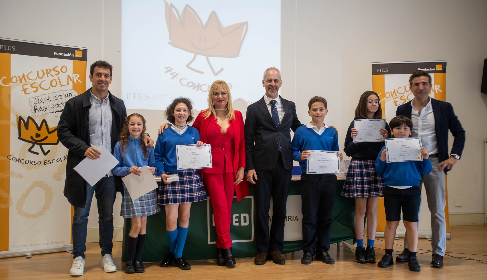 Alumnos de los Sagrados Corazones de Santoña con las autoridades: el consejero Sergio Silva; la vocal del patronato de la la Fundación Institucional Española, María Pilar Jurado, y el representante de la Fundación MasOrange, Óscar Aragón.