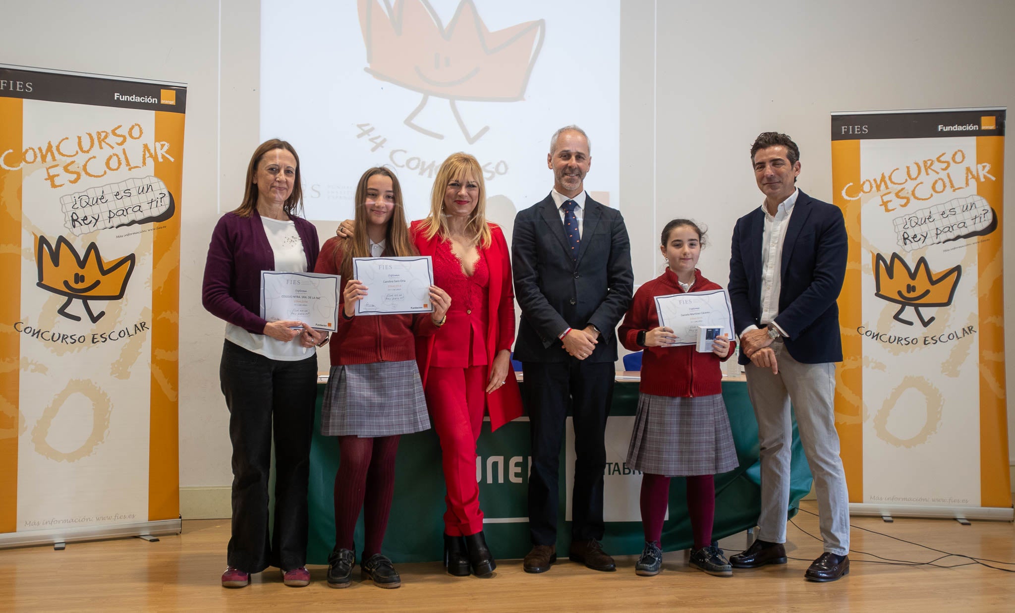 Las dos alumnas finalistas del colegio Lasalle, de Santander, junto con su profesora y las autoridades. 