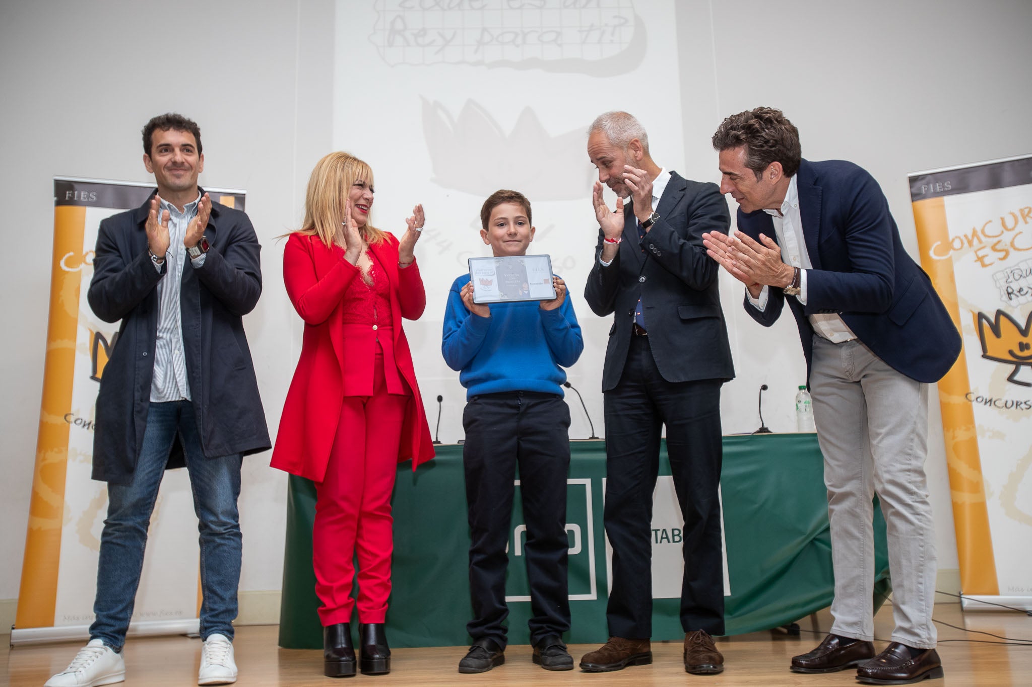 Bruno Tomás Llorens muestra el vídeo con el que ha ganado el certamen. 