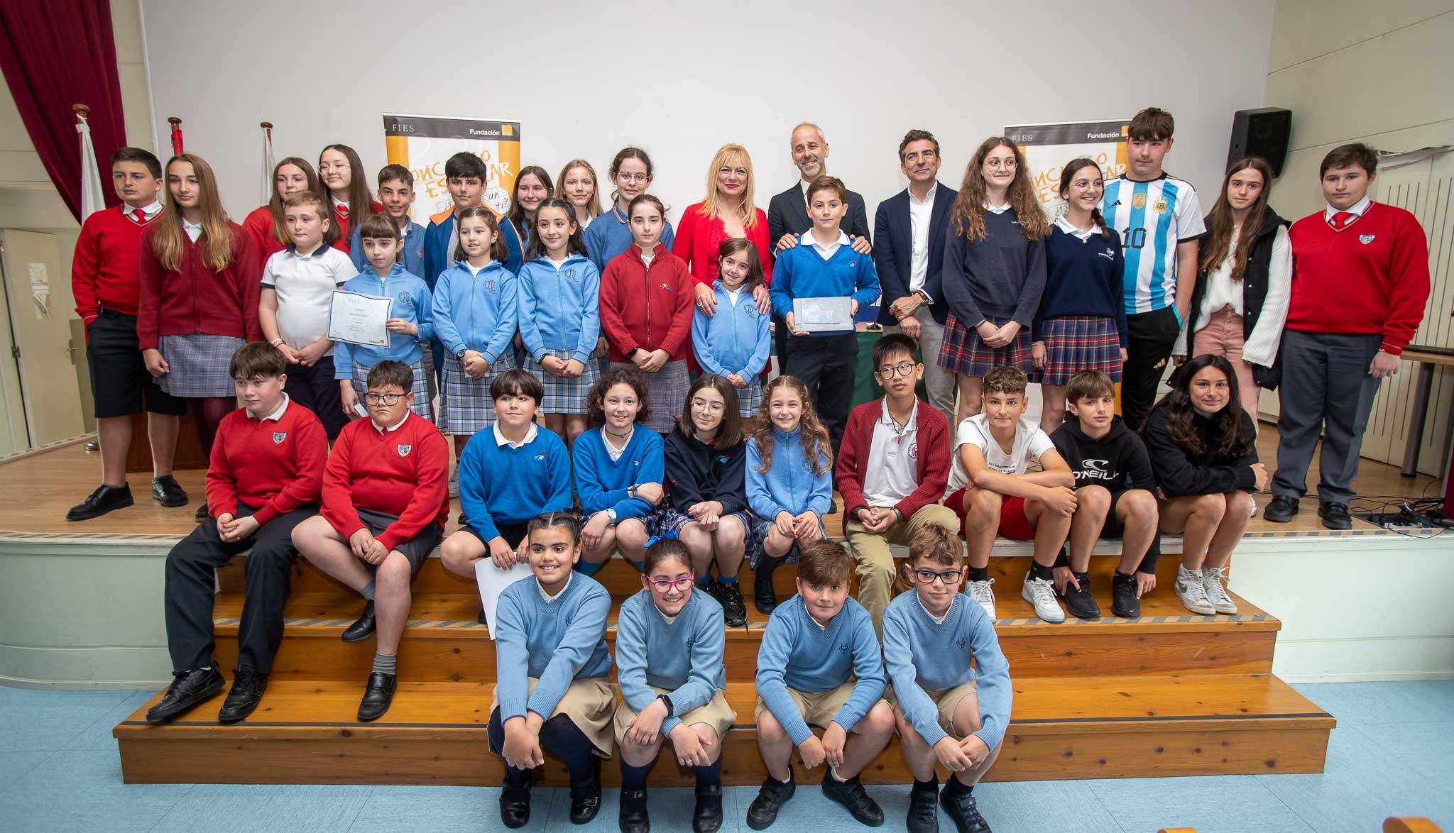 Foto de grupo con los alumnos de los nueve centros educativos de Cantabria que han participado. 