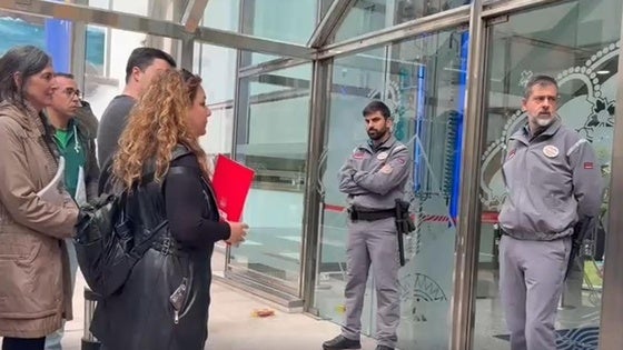 Los representantes de la Junta, frente a la puerta de la sede del Gobierno.