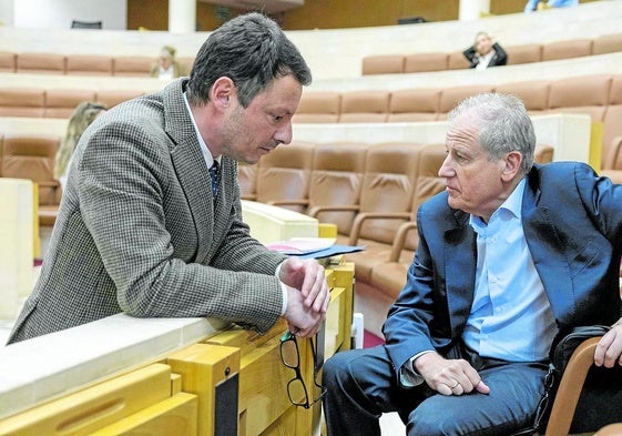 El consejero de Industria, Eduardo Arasti, sentado, charla con el diputado popular Alejandro Liz.