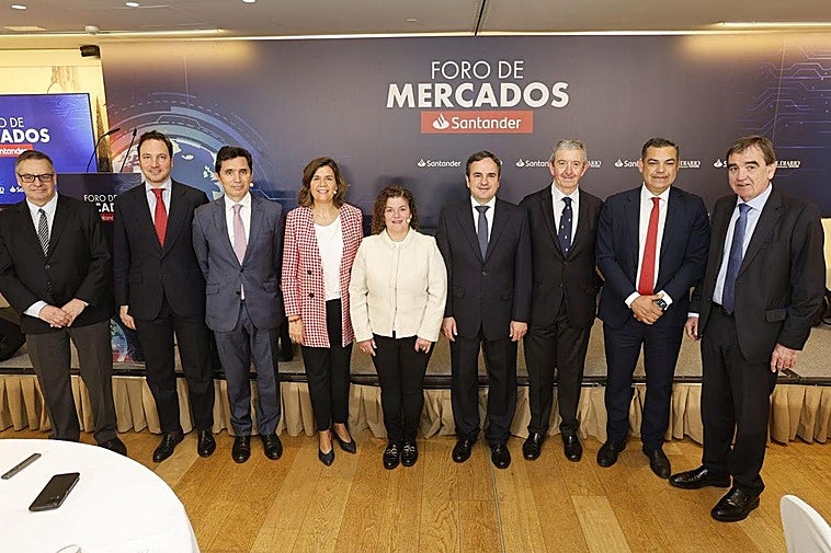 De izquierda a derecha, Íñigo Noriega, director de El Diario Montañés, Roberto García Borbolla, director de Relaciones Institucionales de Banco Santander Cantabria, Gerardo Puerta, director de Asset Allocation Research, Beatriz Tejero, economista del Área de Mercados de Banco Santander, Begoña Martínez, directora de Mercados Cantabria de Banco Santander, Jordi Guasch, director de Mercados España de Banco Santander, Luis Revenga, presidente de El Diario Montañés, Juan José González, director comercio de Empresas e Instituciones de la Territorial de Cantabria y Asturias de Banco Santander e Ignacio Pérez, director general de El Diario Montañés