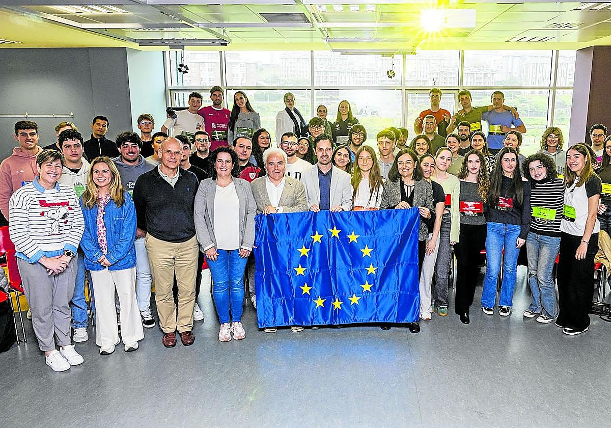 Los participantes, con la bandera de la UE, al término de las actividades celebradas en el campus de la UC por el Día de Europa