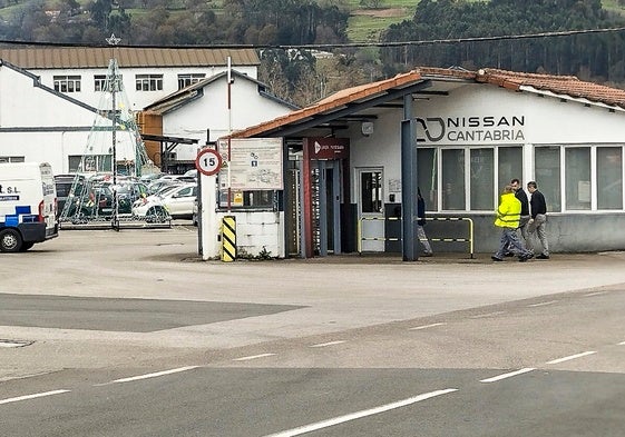 Un grupo de personas accede a las instalaciones de Nissan en Los Corrales.