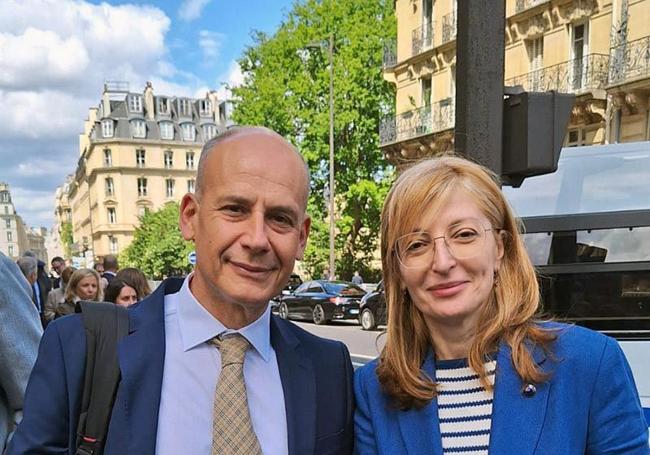 El vicerrector Luis Muñoz y Ekaterina Zaharieva.