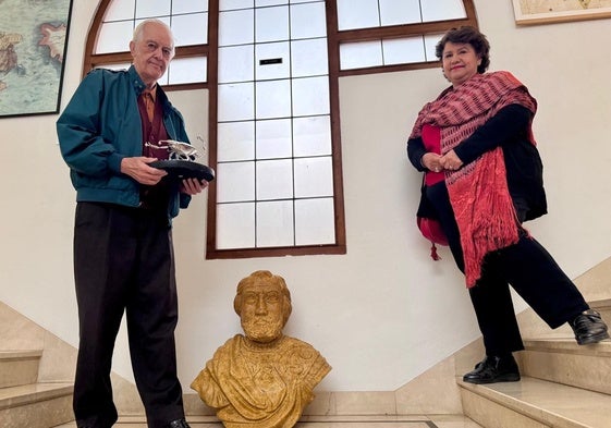 Fredo Arias , sostiene el exvoto, acompañado por la historiadora Alma Montero, junto al busto de Hernán Cortés.