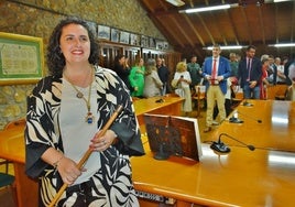 Lorena Cueto y al fondo parte de su nuevo equipo de gobierno.