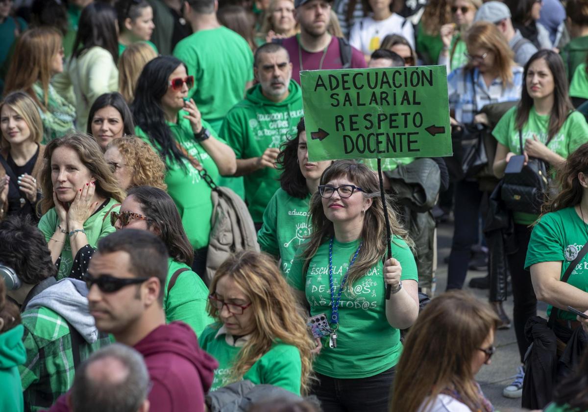 Docentes durante la manifestación del 2 de abril de 2025.