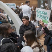 Jóvenes médicos, en la jornada de puertas abiertas de Valdecilla, en abril.
