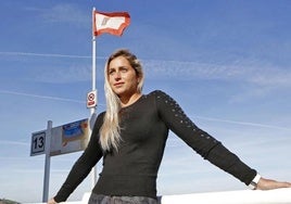 Lucía Martiño, surfista gijonesa, en ela playa de San Lorenzo.