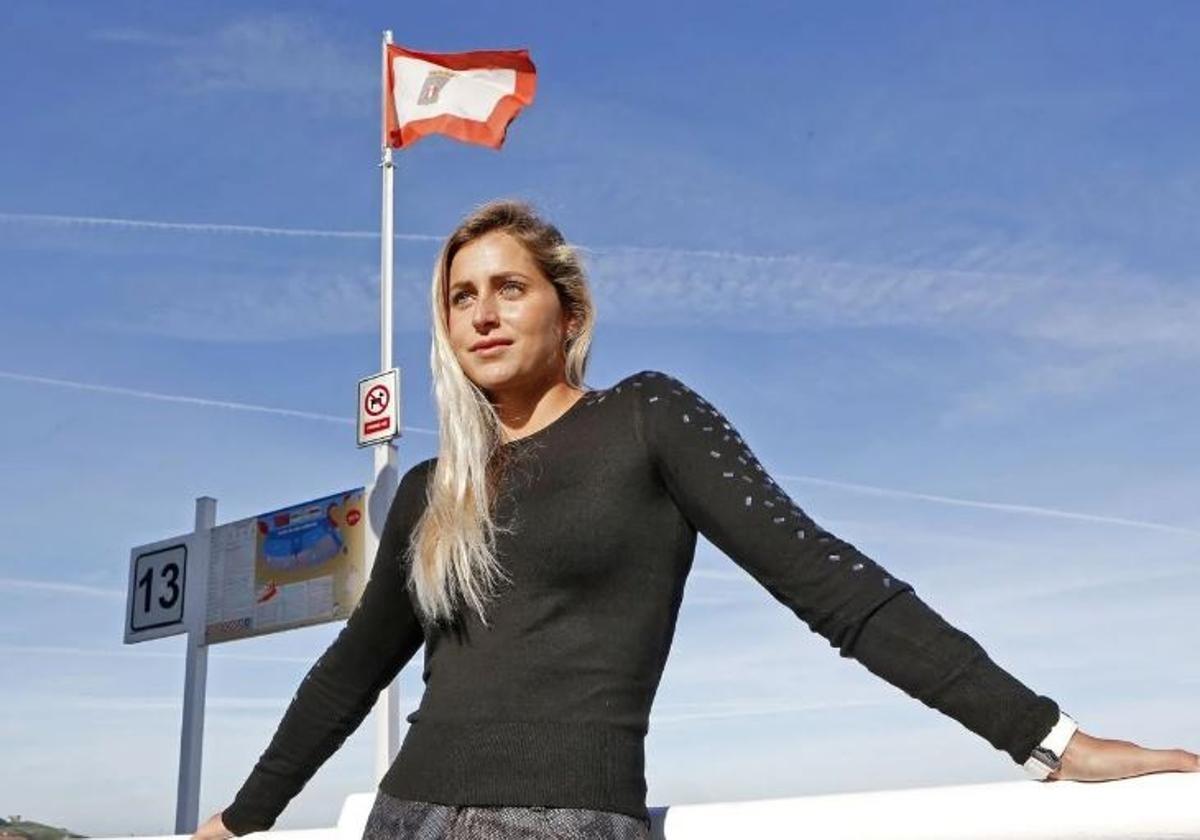 La surfista Lucía Martiño, «rota en pedazos»: anuncia su boda y su pareja rompe el compromiso a los 3 meses