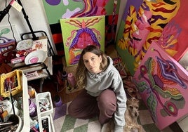 Cristina Arce, con algunas de las obras que componen 'Entuerto'.