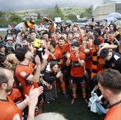 Jugadores y aficionados del Sámano festejan el título de Liga y el ascenso conseguido el pasado sábado.