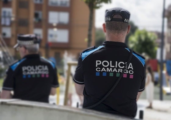 Agentes de la Policía Local en Camargo.