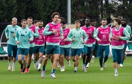 La plantilla del Racing realiza carrera continua en el entrenamiento