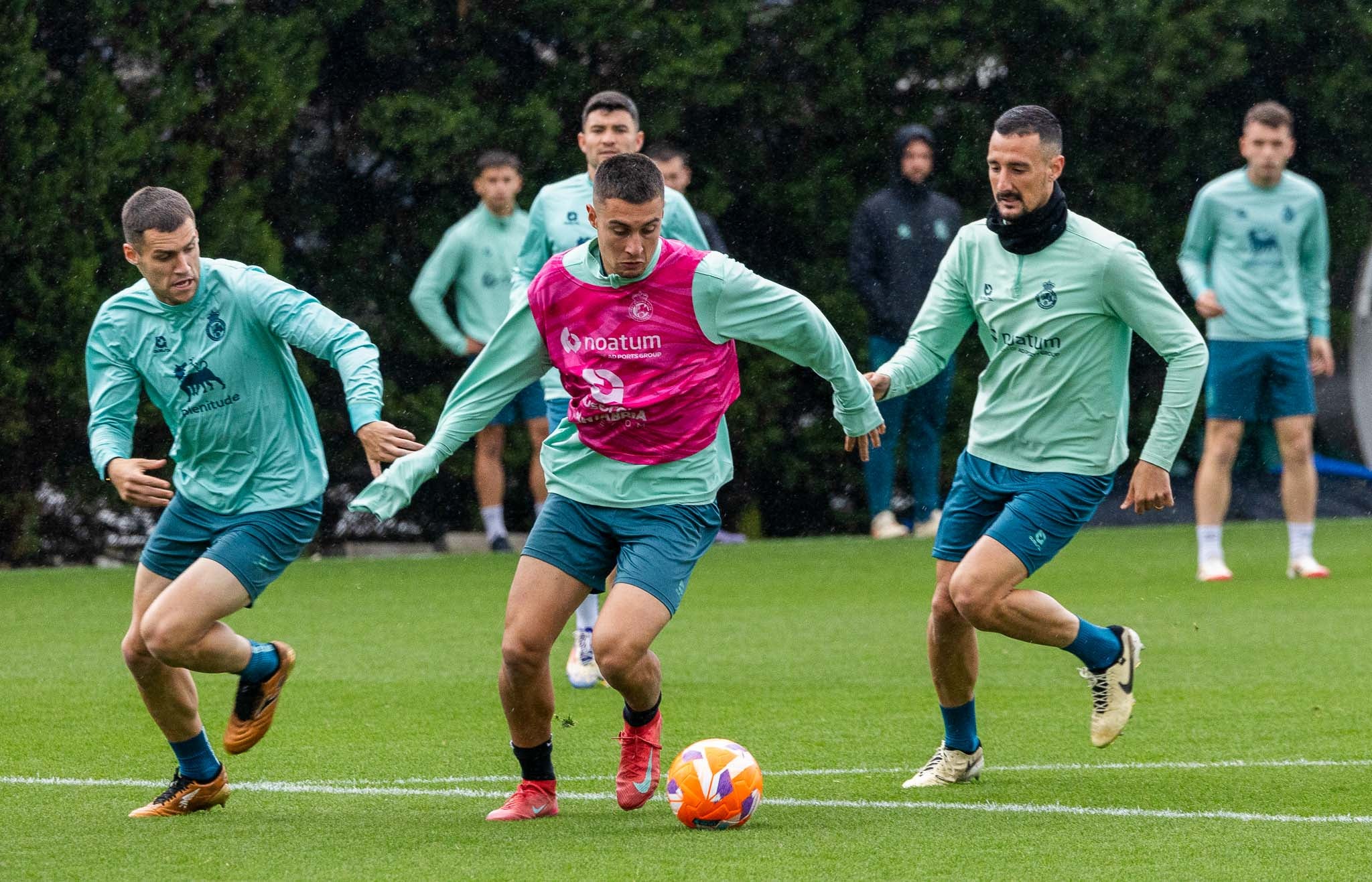 Karrikaburu lleva la pelota, junto a Mantilla (izquierda) y Pol Moreno.