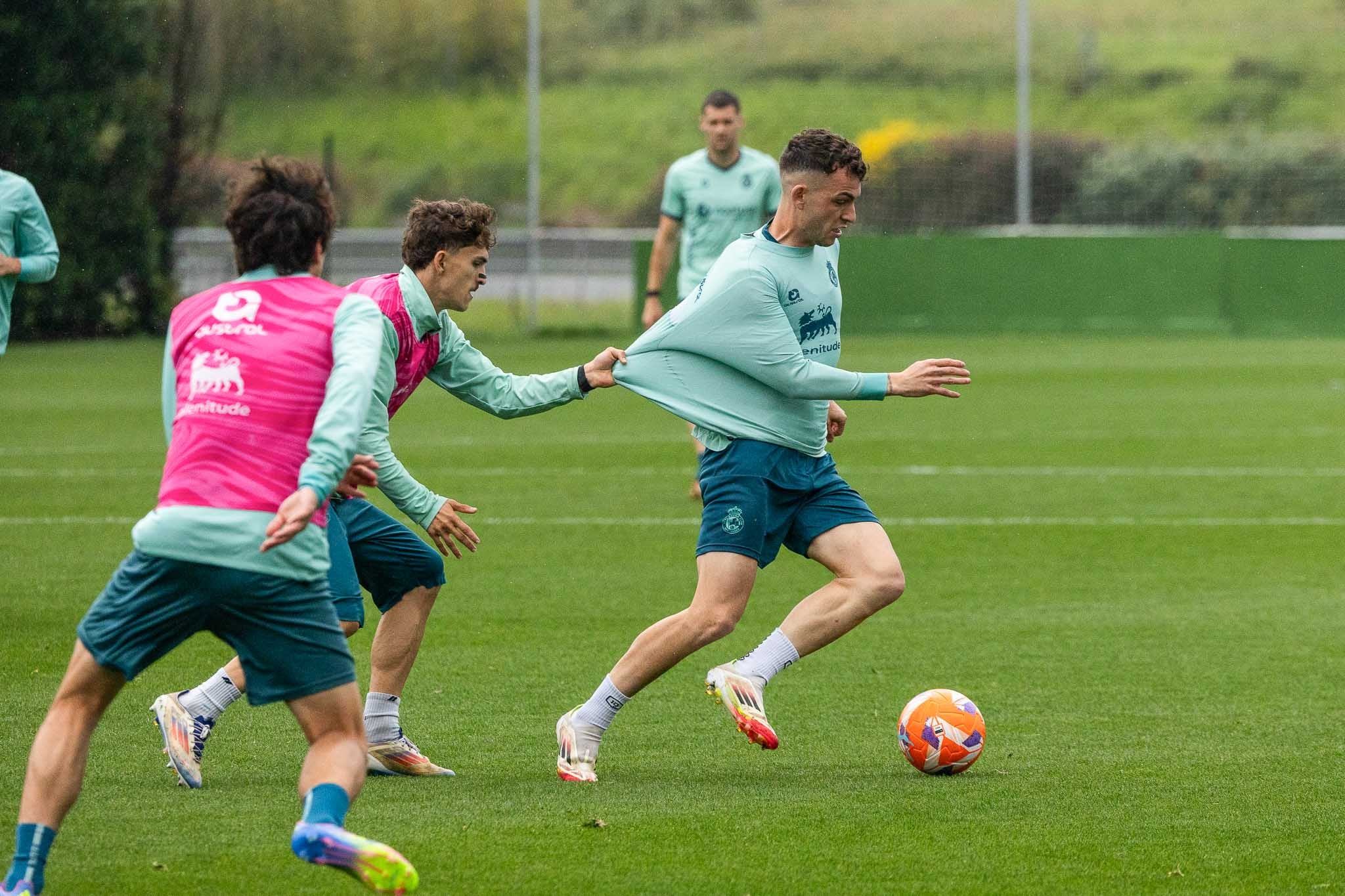 Pablo Rodríguez agarra de la camiseta a Íñigo Vicente para impedir su avance.