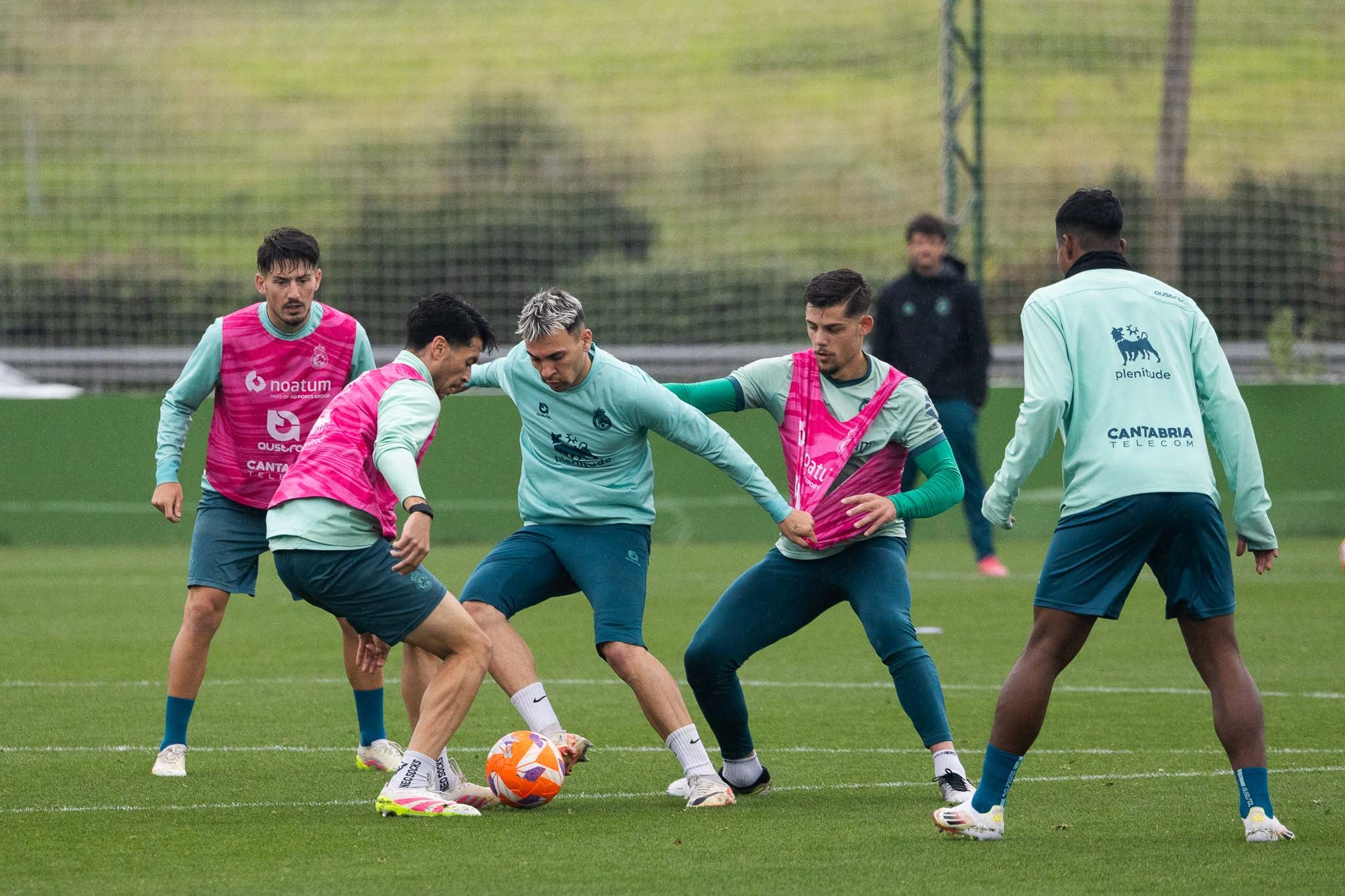 Arana controla el balón rodeado por Vencedor, Meseguer y Javi Montero.