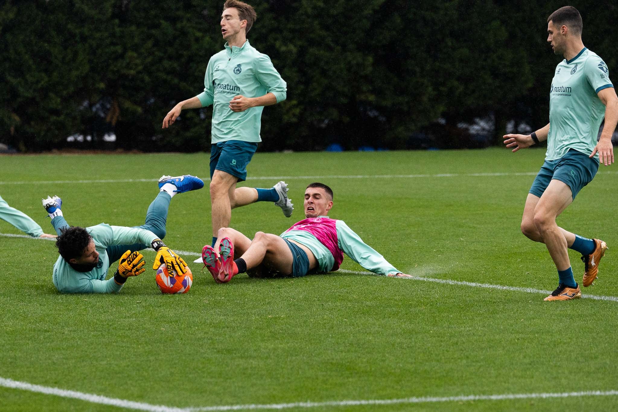 Parera detiene el balón ante la presencia de Karrikaburu, en el suelo, y Javi Castro.