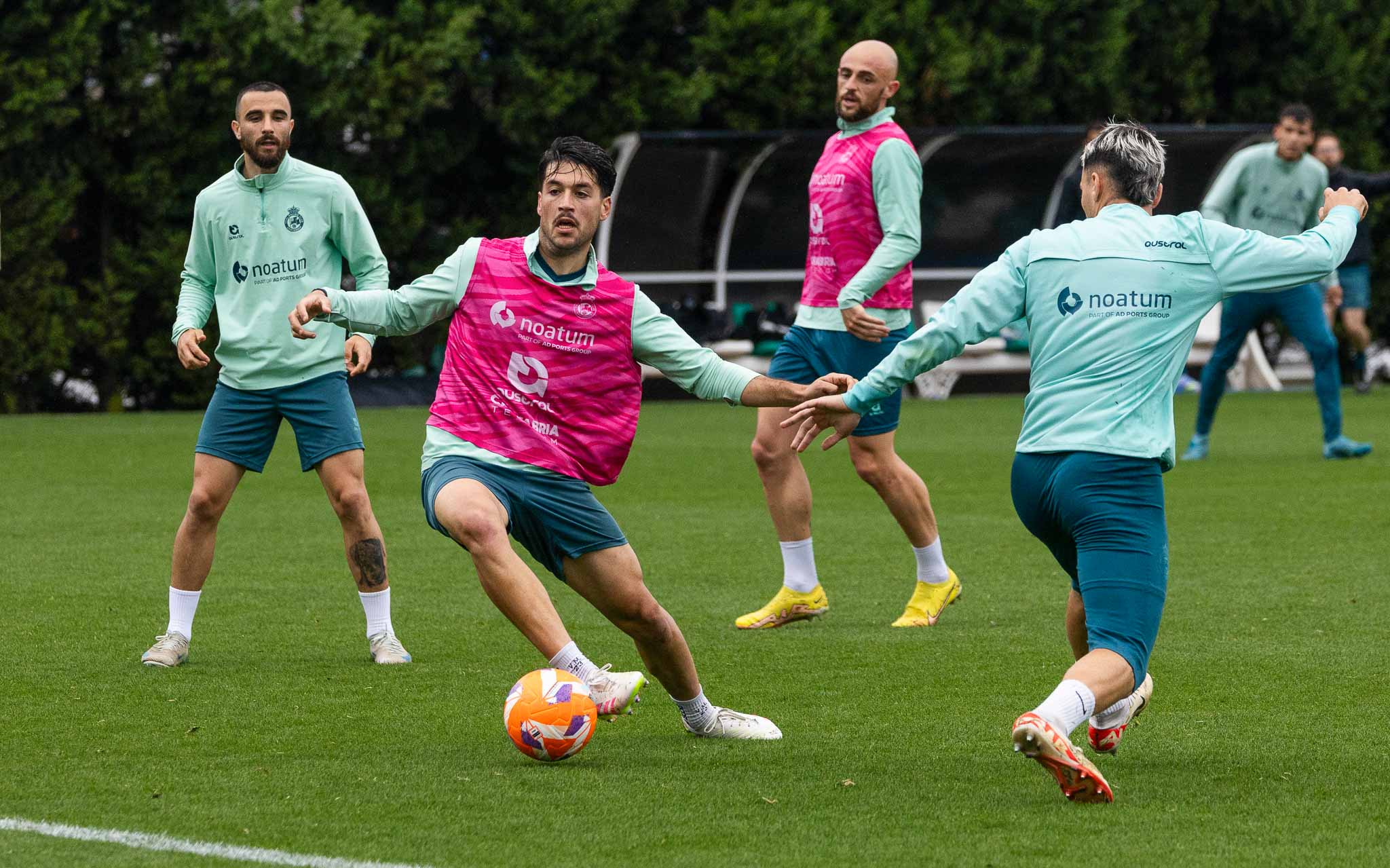 Meseguer controla el balón ante Arana.