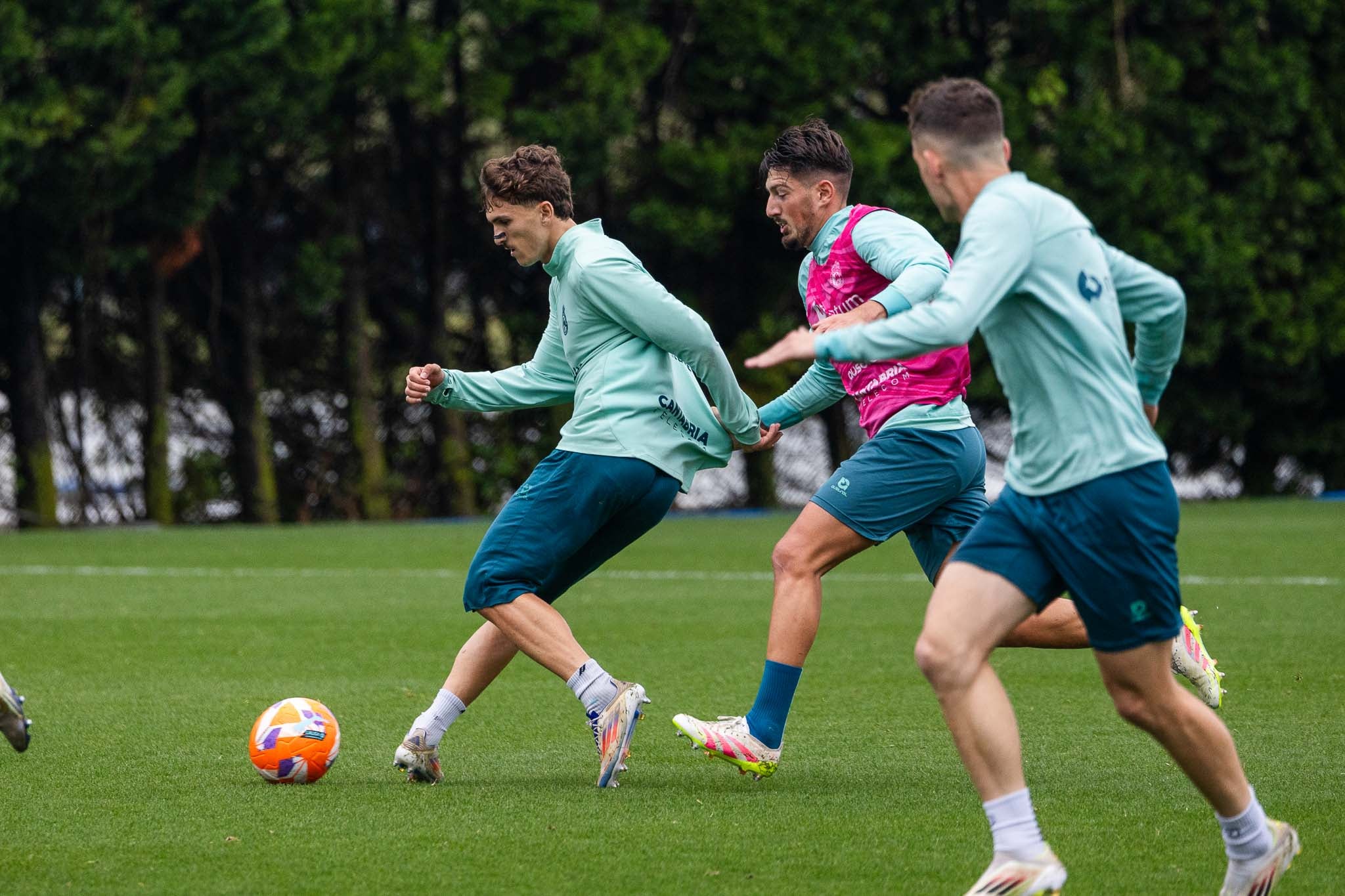 Pablo Rodríguez pasa el balón seguido de Unai Vencedor.