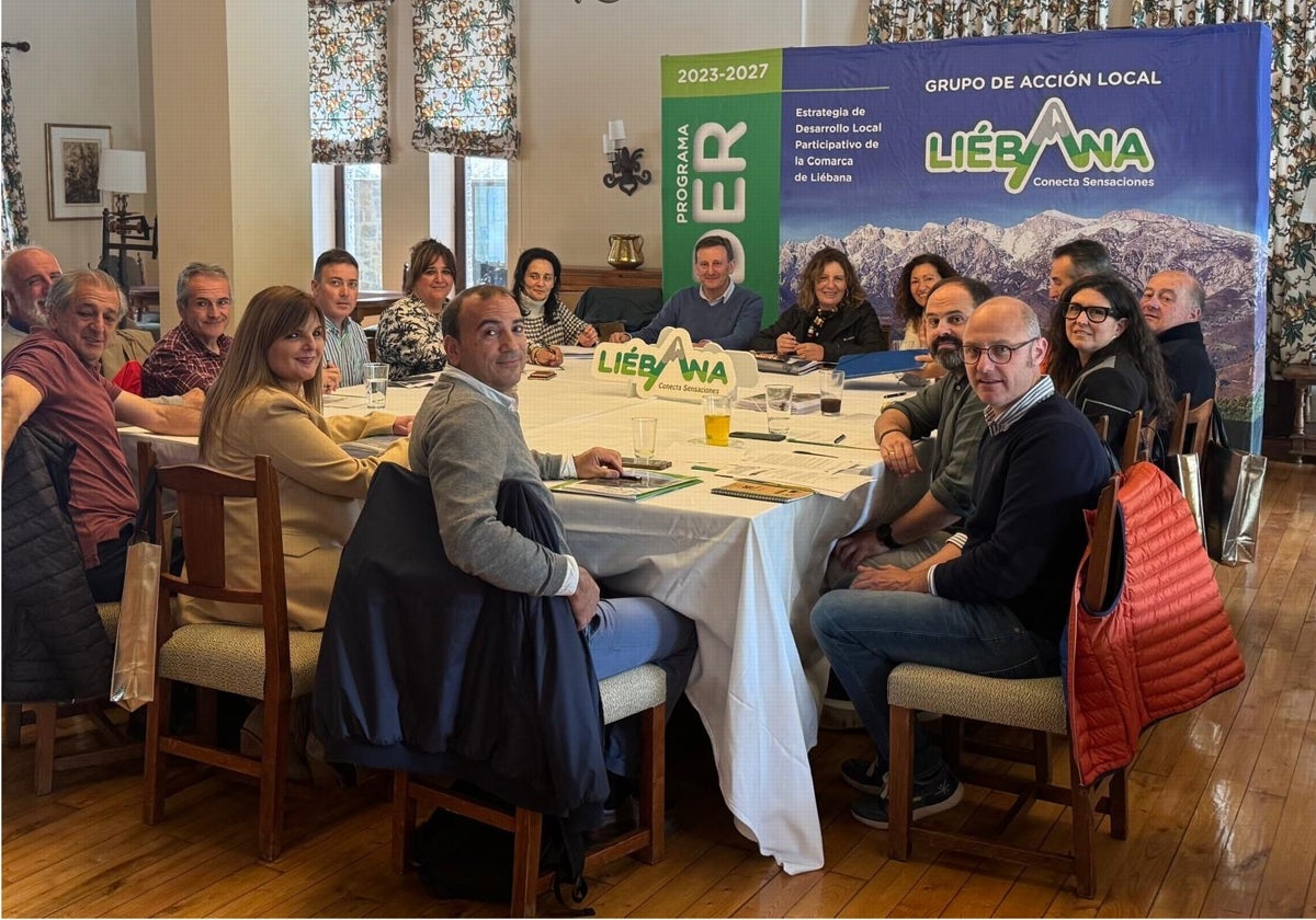 Integrantes de la mesa en las instalaciones del Parador de Fuente Dé