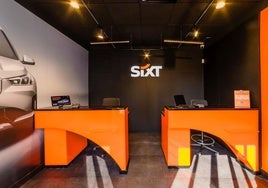 Los clientes podrán disfrutar de una flota de vehículos premium, desde coches urbanos hasta SUVs y modelos de lujo, ideales para cualquier tipo de trayecto y necesidades de movilidad.