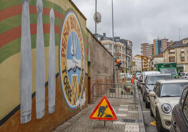 La fachada de la bolera, con medio mural ya retirado.