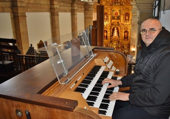Organista de la parroquia de Los Corrales, Norbert Itrich.