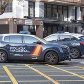 Dos vehículos de la Policía Nacional en el centro de Santander.