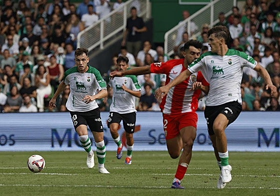 Pablo Rodríguez y Arnau, del Almería, en primer término en un lance del partido que abrió la Liga para el Racing en los Campos de Sport.