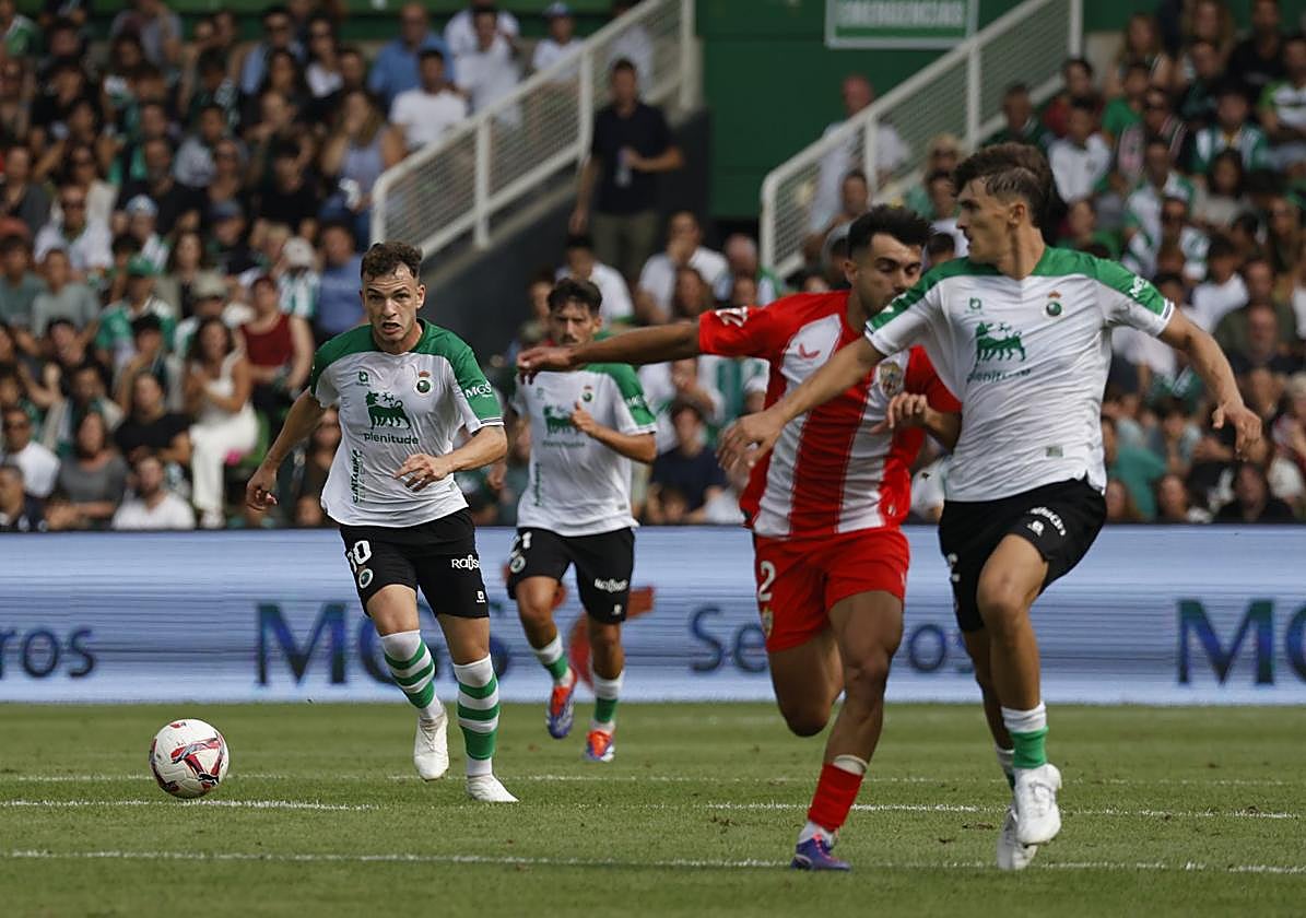 Pablo Rodríguez y Arnau, del Almería, en primer término en un lance del partido que abrió la Liga para el Racing en los Campos de Sport.