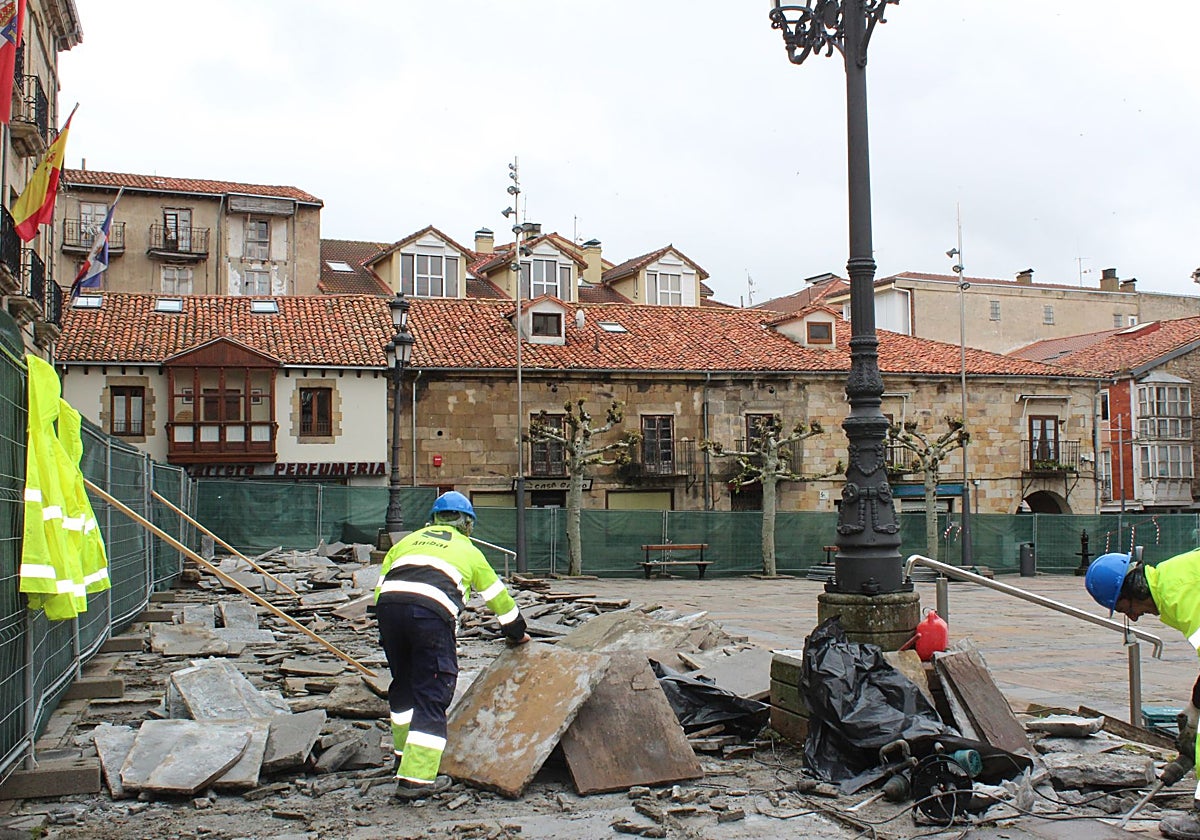 Operarios trabajan en la remodelación de la plaza España, cuya finalización está prevista en septiembre.