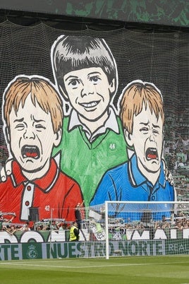 El tifo de la discordia, mostrado antes del partido contra el Oviedo del pasado domingo.