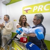 Revilla se abraza con Paula Fernández, con el logotipo actual del PRC a sus espaldas, tras conocer el resultado de las primarias.