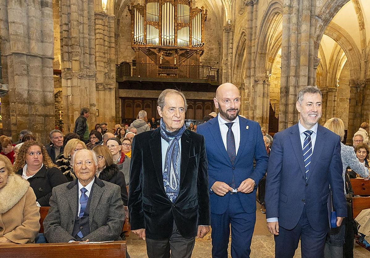 José Luis Ocejo, Miguel González y Luis Martínez Abad, ayer en la iglesia de Santa María donde rememoraron los 50 años de la Coral Salvé.