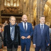 José Luis Ocejo, Miguel González y Luis Martínez Abad, ayer en la iglesia de Santa María donde rememoraron los 50 años de la Coral Salvé.