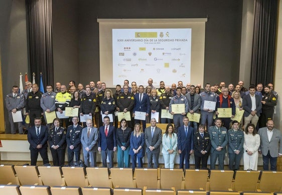 Los 54 agentes distinguidos ayer en el Palacio de Exposiciones junto a las personalidades políticas, judiciales y de la Policía y Guardia Civil.
