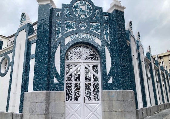 Portalada principal del edificio de la Plaza del Mercado.