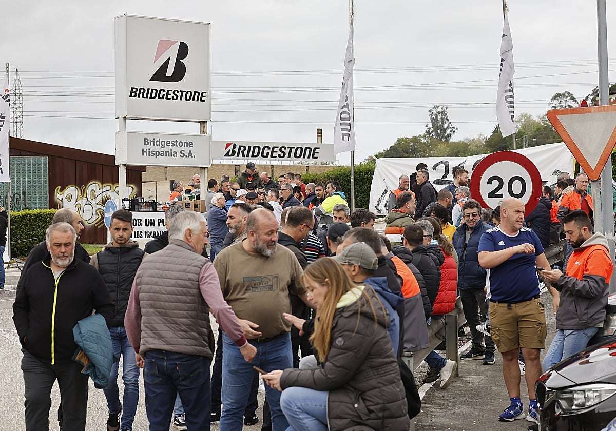 Una de las manifestaciones de trabajadores de Bridgestone en los accesos de la planta cántabra.
